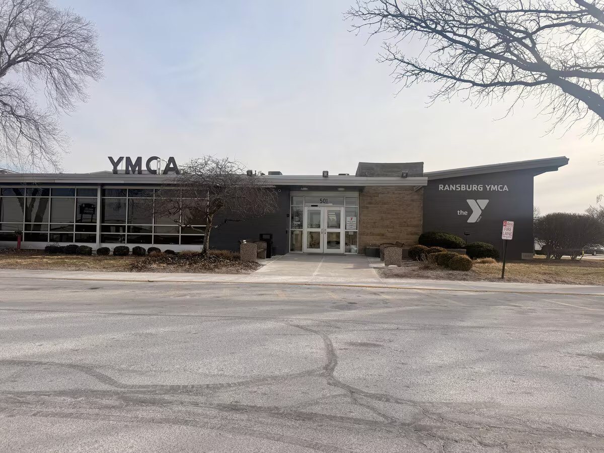 Front entrance of the building at 501 N Shortridge Road